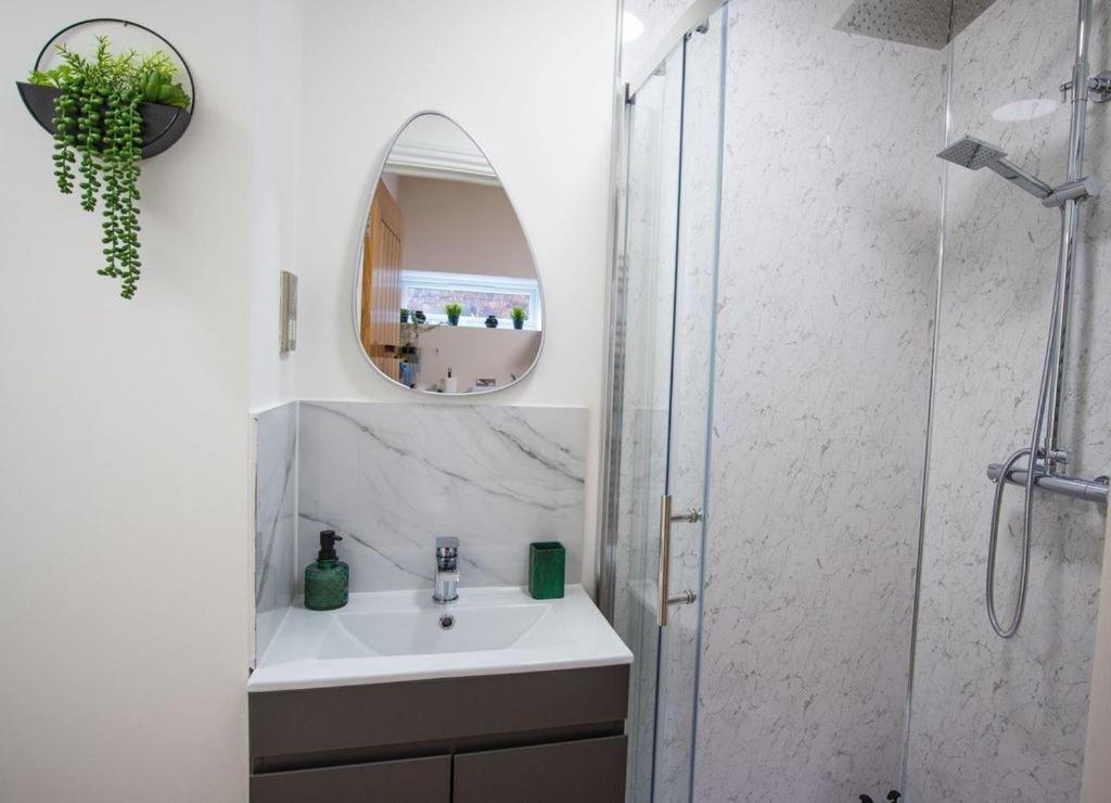 Treetop View Cosy Getaway In Eastbourne, Free Parking, Short And Long Stays, الغرفة الصورة